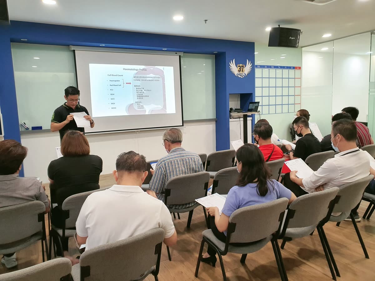Jayden 在课堂上带学员逐项看验血报告
